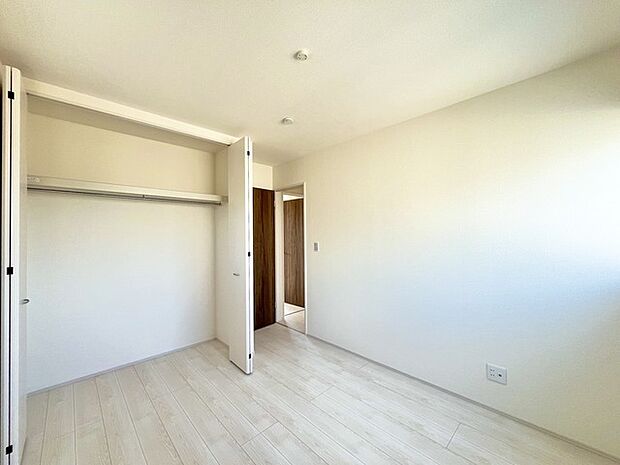 広々収納で、仕事着、普段着をまとめて収納できます。