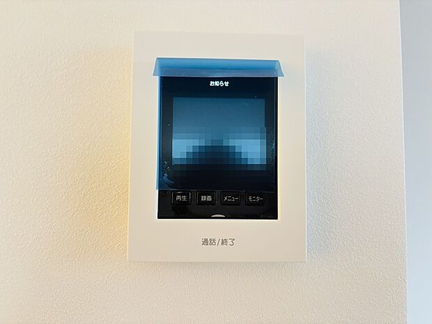 録画機能もあり、どのような人が何時に来訪されたのかが分かります。防犯上はもちろん、お届け物などの把握にも便利です。ライトが付いているので、夜間でも安心です。