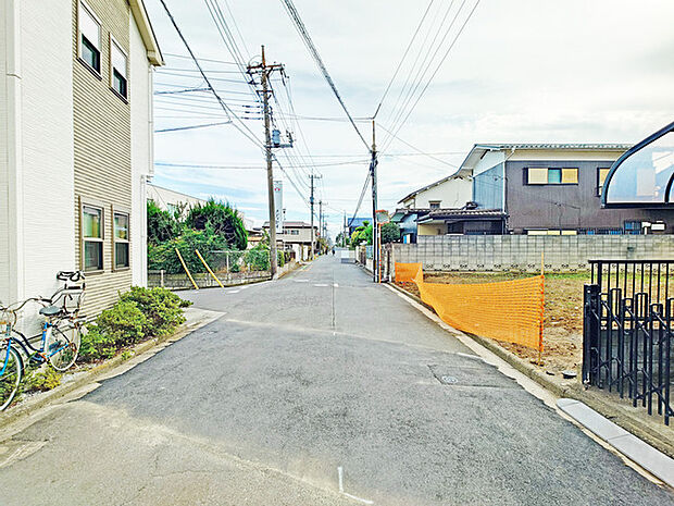 駐車が苦手な方にも嬉しい、前面約5.7m道路に面した住まい。