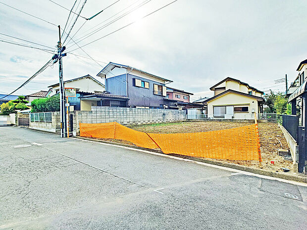 駐車が苦手な方にも嬉しい、前面約5.7ｍ道路に面した住まい。