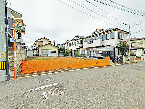 駐車が苦手な方にも嬉しい、前面約5.7ｍ道路に面した住まい。