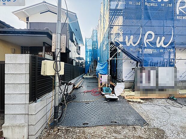 通りから入ったプライベート空間で落ち着いた雰囲気でお住いになる。敷地部分でお子様の遊ぶスペースや駐車スペースに活用できます。