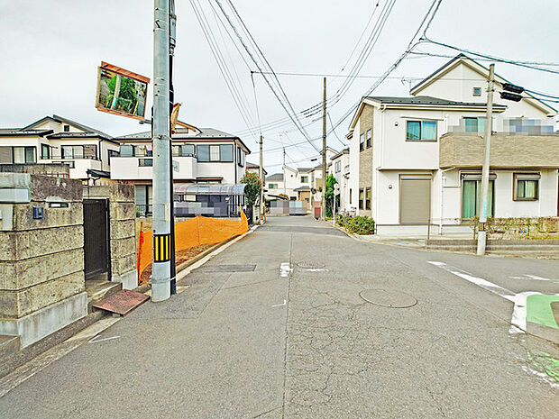 駐車が苦手な方にも嬉しい、前面約5.7m道路に面した住まい。