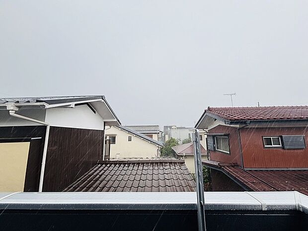 窓から眺める風景は一日の疲れを癒すヒーリングを奏でる、心地の良い時間を演出してくれます。室内も重要ですが、周りの環境もマイホーム選びの大事なポイント 
