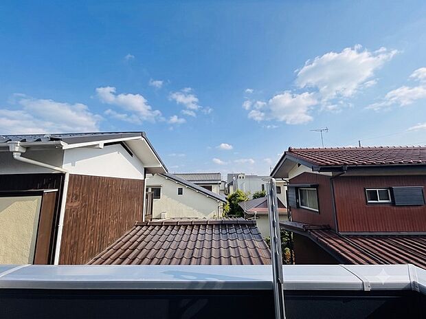 窓から眺める風景は一日の疲れを癒すヒーリングを奏でる、心地の良い時間を演出してくれます。室内も重要ですが、周りの環境もマイホーム選びの大事なポイント