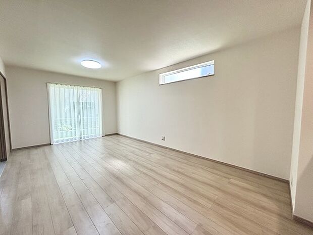 家族や友人、両親、親戚とこれから沢山の時間を紡ぐのだろう。そこを彩るのは窓から見える青い空、心地よい緑。そんなイメージが膨らむリビングスペース。 
