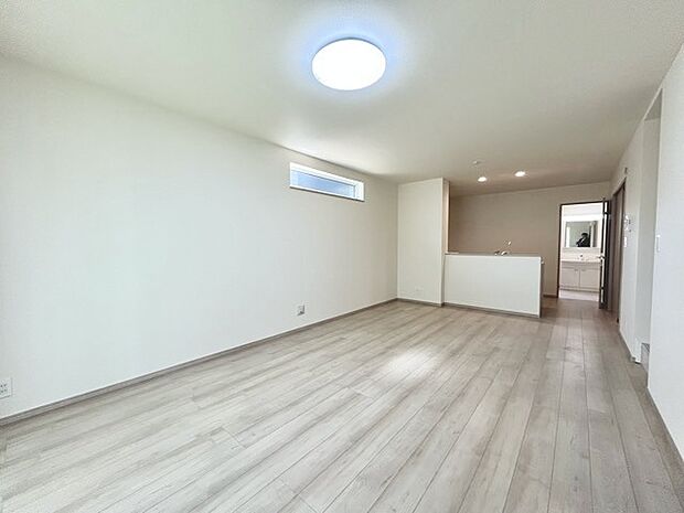 大きな開口部から明るい光が差し込むリビング。日中の室内の明るさがこの部屋の魅力です。