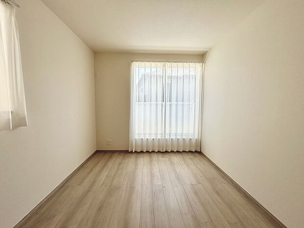 大きな開口部から明るい光が差し込む、日中の室内の明るさがこの部屋の魅力です。