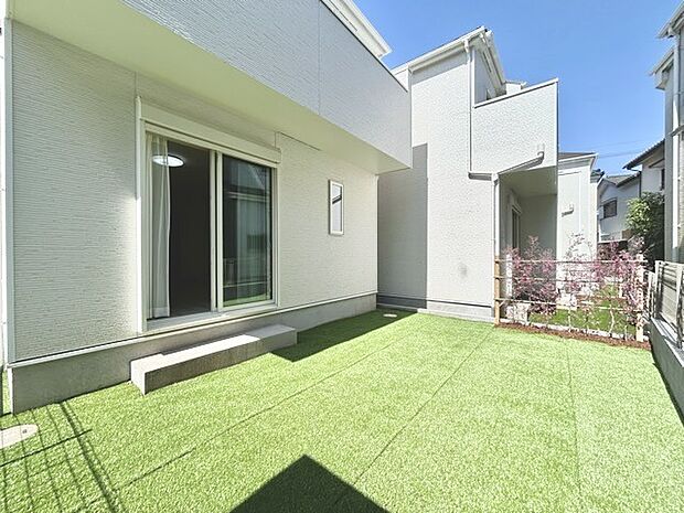 戸建てならではのお庭スペース。BBQやガーデニング、お子様のプールなど、、、、様々な楽しみ方ができるプライベート空間。ご家族皆さままで思いっきりお楽しみください。 