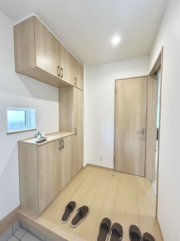 玄関はおうちの顔とも呼ばれる重要な場所!明るくスッキリと見える空間で住まう人を見送り、出迎えてくれます。