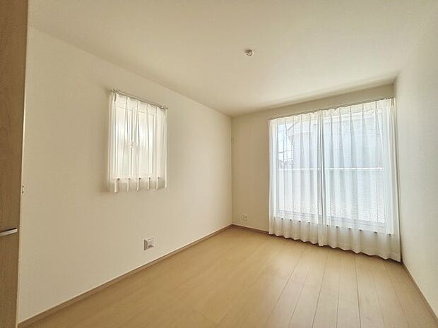 大きな開口部から明るい光が差し込む、日中の室内の明るさがこの部屋の魅力です。