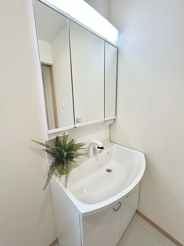 お出かけ前の身だしなみに一歩差がつく三面鏡。ミラー裏にはたっぷり収納もございます。