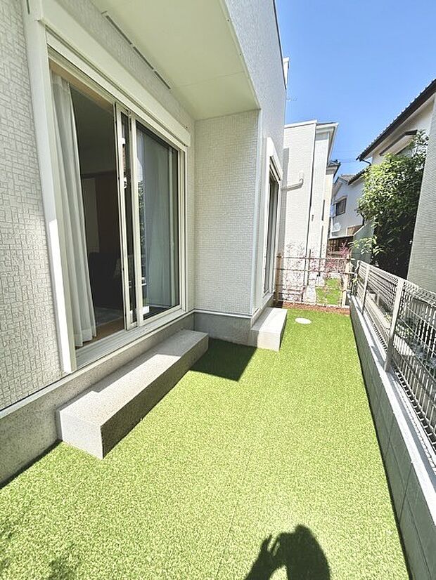 戸建てならではのお庭スペース。BBQやガーデニング、お子様のプールなど、、、、様々な楽しみ方ができるプライベート空間。ご家族皆さままで思いっきりお楽しみください。 