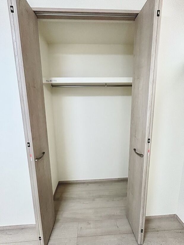 広々収納で、仕事着、普段着をまとめて収納できます。 