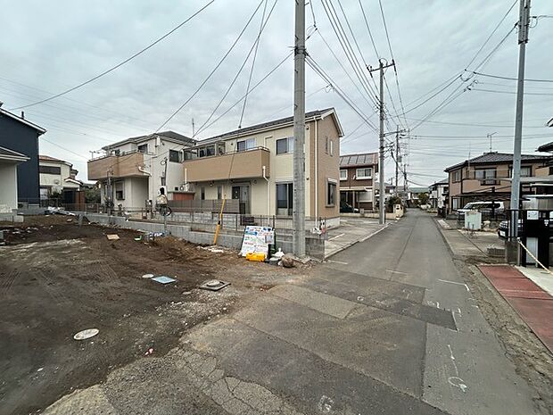 戸建てが立ち並ぶ静かな住宅街。四季折々の移り変わりを感じながら自然と楽しみ、暮らす、そんな毎日を日々の中で感じられる住環境 