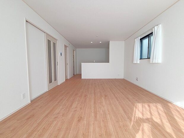 家族団欒のリビング。陽光差し込む食卓には家族の会話とスマイルが溢れます。いつまでもここで食卓を囲みたくなる、そう感じさせてくれるスペース。