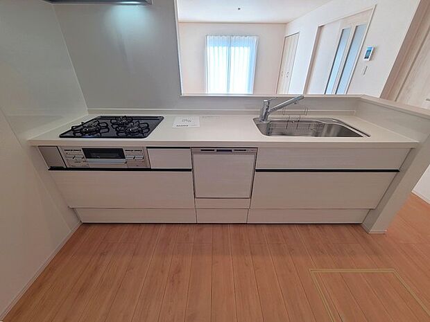 リビングにいる家族の顔が見渡せるカウンターキッチン。お料理もより一層おいしく、楽しく。食器棚を背面に設置しても十分な広さを確保しています。