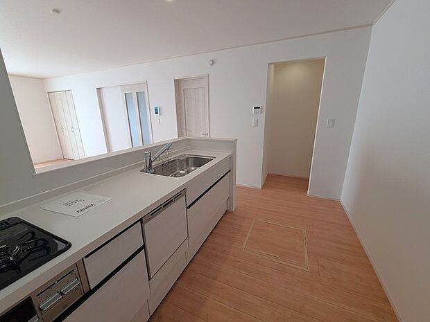 リビングにいる家族の顔が見渡せるカウンターキッチン。お料理もより一層おいしく、楽しく。食器棚を背面に設置しても十分な広さを確保しています。 