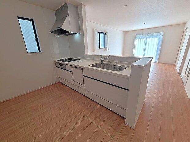 家族団欒のリビング。陽光差し込む食卓には家族の会話とスマイルが溢れます。いつまでもここで食卓を囲みたくなる、そう感じさせてくれるスペース。 