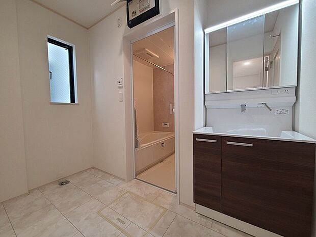 ゆとりの洗面スペースで朝の身支度もスムーズに行えます。 