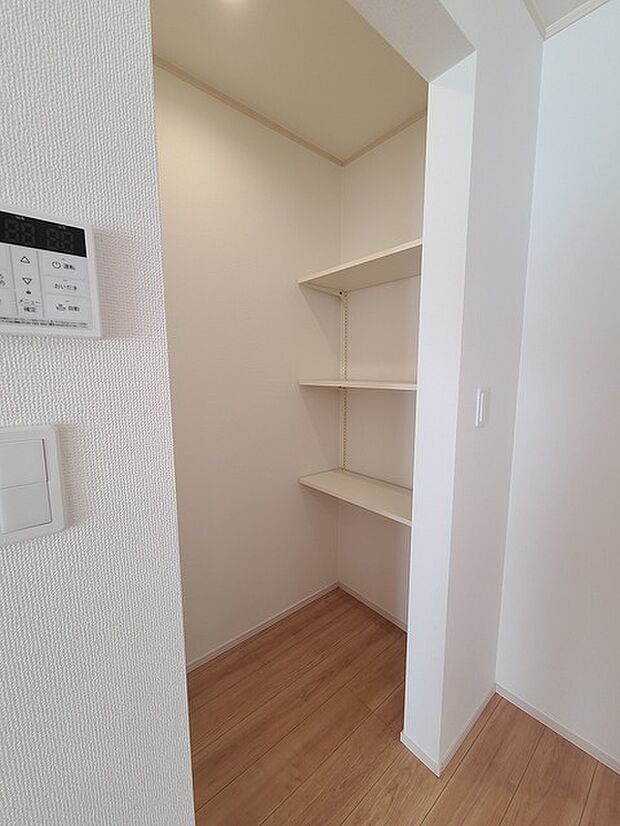 大容量のパントリーがございますので、非常食や食品のストックも沢山置けます。 