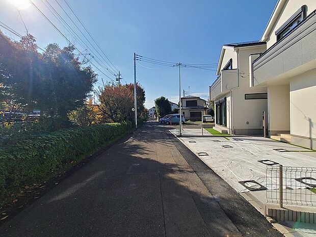 戸建てが立ち並ぶ静かな住宅街。四季折々の移り変わりを感じながら自然と楽しみ、暮らす、そんな毎日を日々の中で感じられる住環境 