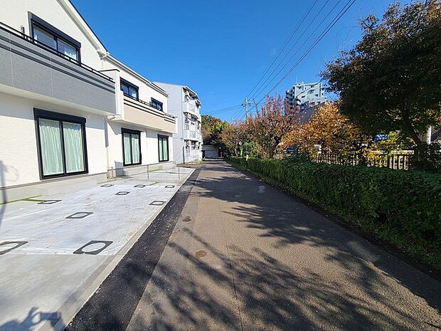 戸建てが立ち並ぶ静かな住宅街。四季折々の移り変わりを感じながら自然と楽しみ、暮らす、そんな毎日を日々の中で感じられる住環境 