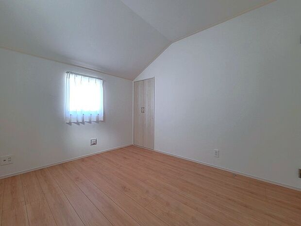 どんな家具にでも相性が良い清潔感ある白色調のクロスを採用。主張しすぎない配色、耐久性にも優れた床材は日々のメンテナンスも楽に、快適に過ごして頂けるよう考えられています。