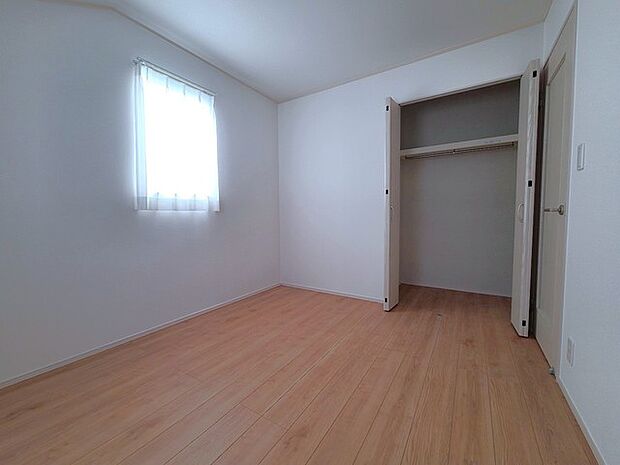 どんな家具にでも相性が良い清潔感ある白色調のクロスを採用。主張しすぎない配色、耐久性にも優れた床材は日々のメンテナンスも楽に、快適に過ごして頂けるよう考えられています。