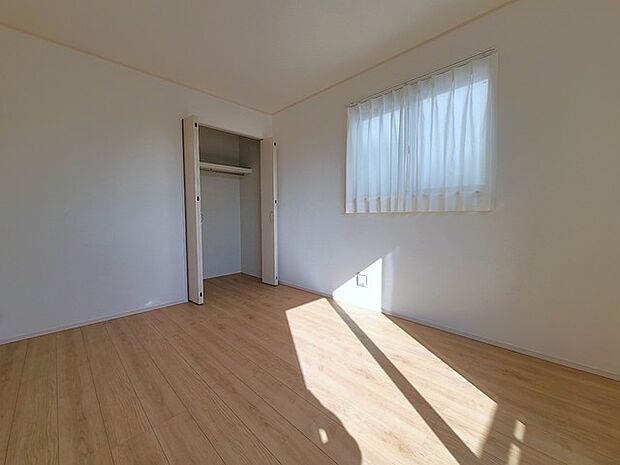 大容量クローゼット付き！家族の成長と共に増える荷物もスッキリ収納。 