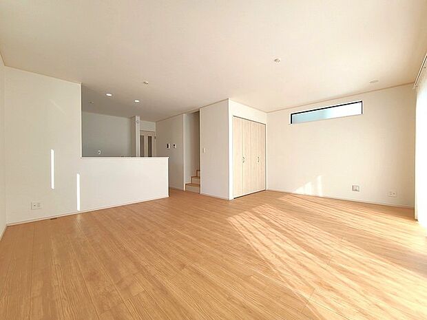 家族団欒のリビング。陽光差し込む食卓には家族の会話とスマイルが溢れます。いつまでもここで食卓を囲みたくなる、そう感じさせてくれるスペース。