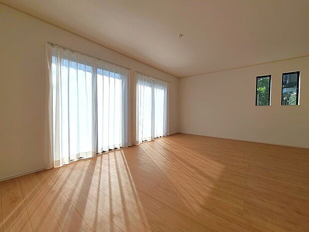 開口部に引き違いサッシ2箇所で彩光豊です。