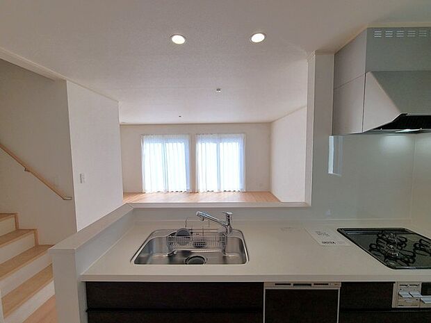 リビングにいる家族の顔が見渡せるカウンターキッチン。お料理もより一層おいしく、楽しく。食器棚を背面に設置しても十分な広さを確保しています。