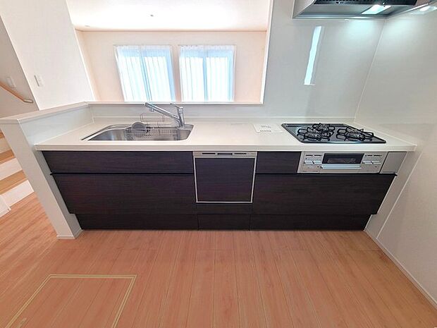 リビングにいる家族の顔が見渡せるカウンターキッチン。お料理もより一層おいしく、楽しく。食器棚を背面に設置しても十分な広さを確保しています。