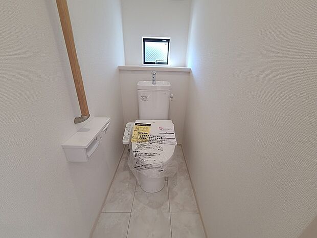 ウォシュレット機能付きのトイレ。換気のしやすい窓付きで、収納もあり実用性も兼ね備えた造り。 