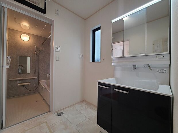 ゆとりの洗面スペースで朝の身支度もスムーズに行えます。