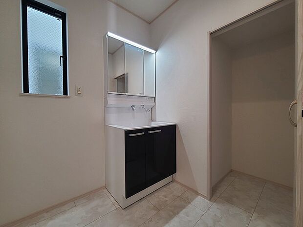 使い勝手の良い洗面台、窓があることで換気もしやすく清潔感のある空間を保てます。