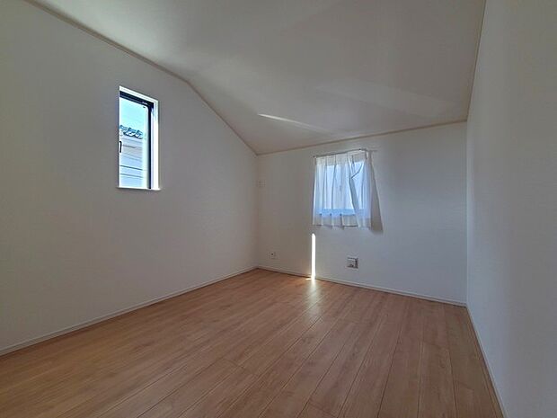 どんな家具にでも相性が良い清潔感ある白色調のクロスを採用。主張しすぎない配色、耐久性にも優れた床材は日々のメンテナンスも楽に、快適に過ごして頂けるよう考えられています。