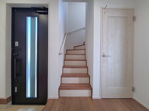 玄関はおうちの顔とも呼ばれる重要な場所!明るくスッキリと見える空間で住まう人を見送り、出迎えてくれます。