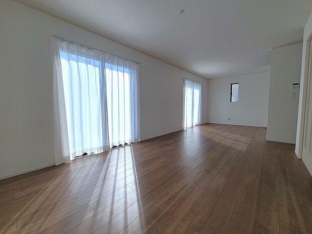 家族団欒のリビング。陽光差し込む食卓には家族の会話とスマイルが溢れます。いつまでもここで食卓を囲みたくなる、そう感じさせてくれるスペース。