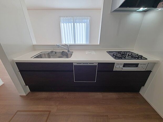 リビングにいる家族の顔が見渡せるカウンターキッチン。お料理もより一層おいしく、楽しく。食器棚を背面に設置しても十分な広さを確保しています。