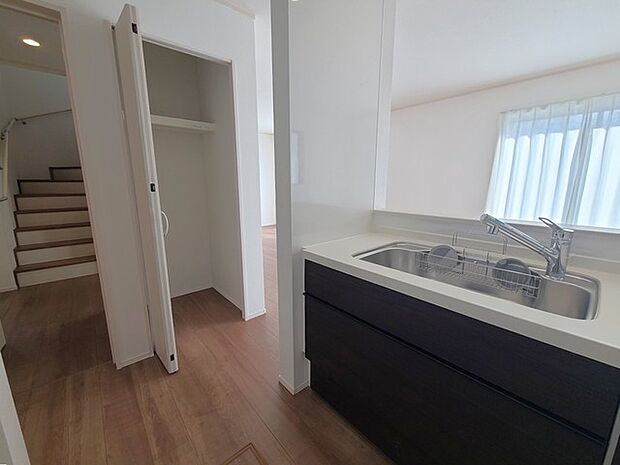 大容量のパントリーがございますので、非常食や食品のストックも沢山置けます。