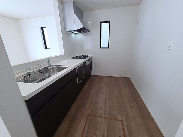 リビングにいる家族の顔が見渡せるカウンターキッチン。お料理もより一層おいしく、楽しく。食器棚を背面に設置しても十分な広さを確保しています。