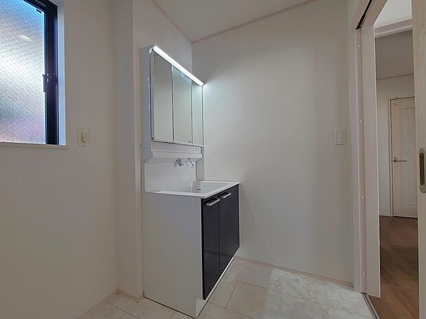 使い勝手の良い洗面台、窓があることで換気もしやすく清潔感のある空間を保てます。