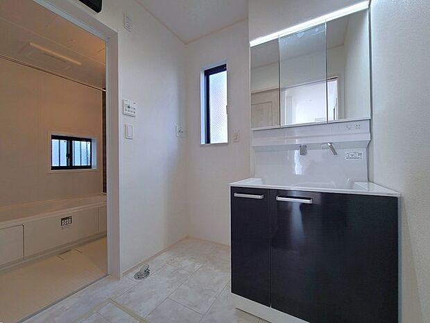 使い勝手の良い洗面台、窓があることで換気もしやすく清潔感のある空間を保てます。