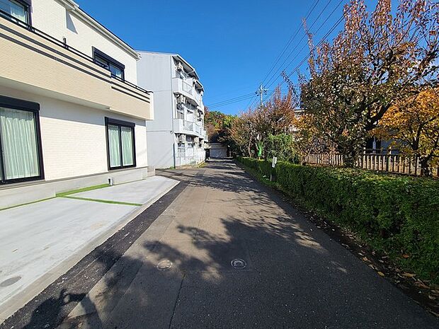 南道路に面しており日中もたくさんの陽が入ります。風通りや周辺環境など実際に現地にてご確認ください。