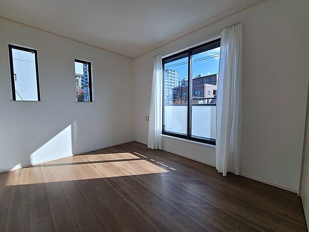 2面採光を確保した明るい室内は、爽やかな風を感じる居心地の良い空間です。