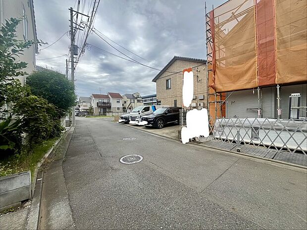 前面道路は広く、駐車がしやすいです。駐車スペース2台分ございます。