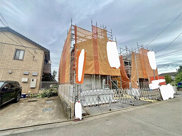 南側のお部屋から出入りできる、奥行きのあるワイドバルコニー。心地よい陽射しと暖かな風を楽しむことが出来ます。