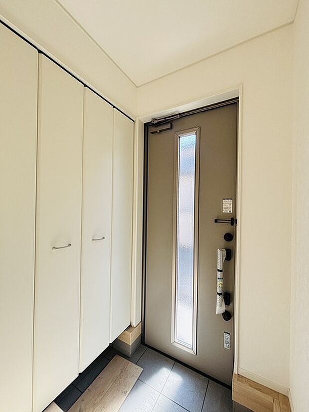 明るく開放的な玄関、靴の脱ぎ履きもしやすく、収納も豊富でご家族皆様の靴をスッキリ収納できます。